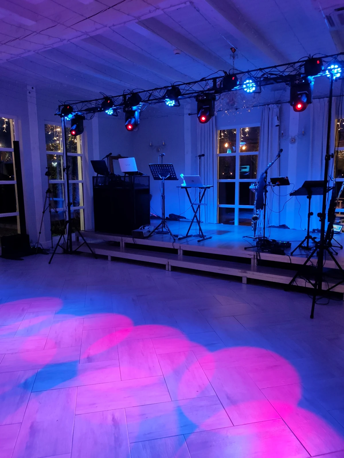 Scena Kawka Music Band z instrumentami, nagłośnieniem i oświetleniem podczas realizacji